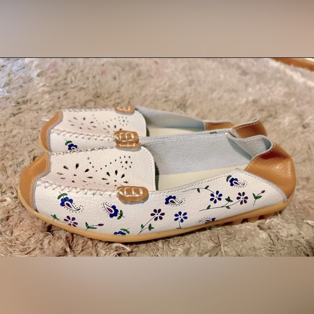 Loafers, floret, size 7 women’s 🪻